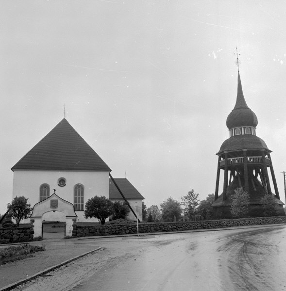 Ljusdals kyrka och klockstapel från öster