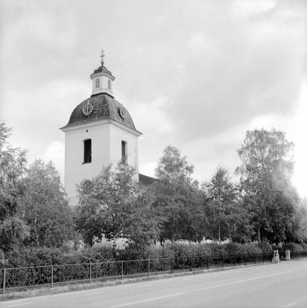 Gnarps kyrka från sydväst.