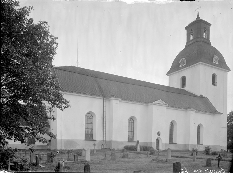 Ovansjö kyrka från nordöst. 

