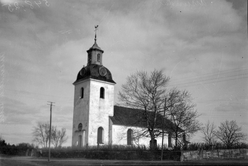 Årsunda kyrka från sydväst.