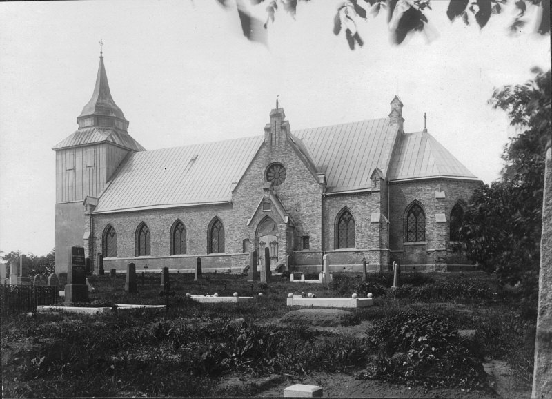 Tegneby kyrka från sydöst.