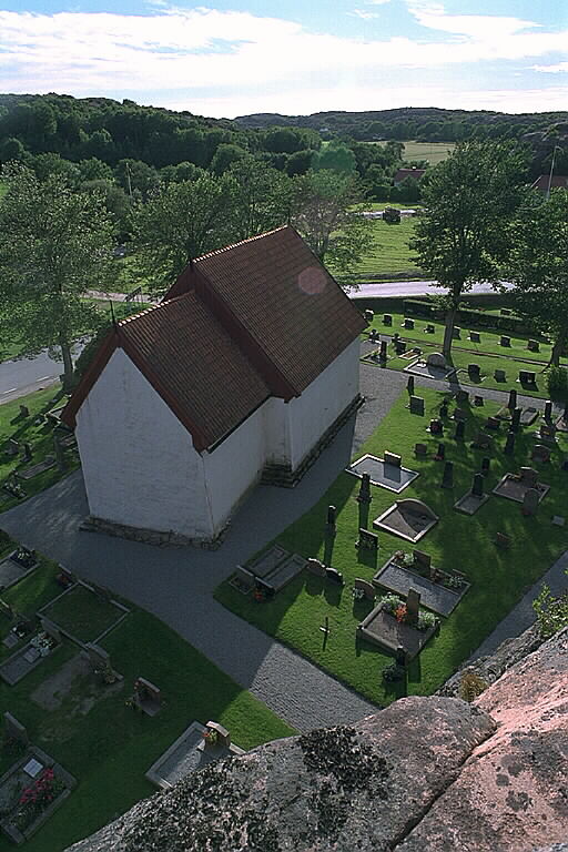 Svenneby gamla kyrka från nordöst.