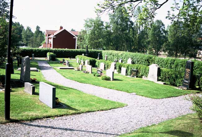 Del av kyrkogården söder om koret.