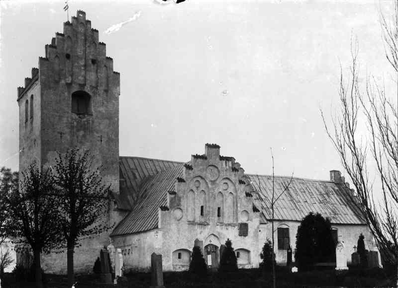 Burlövs gamla kyrka mot sydväst