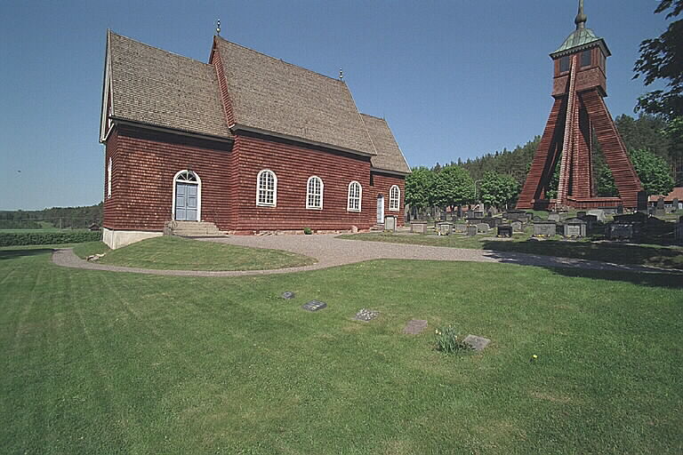 Tidersrums kyrka och klockstapel från söder