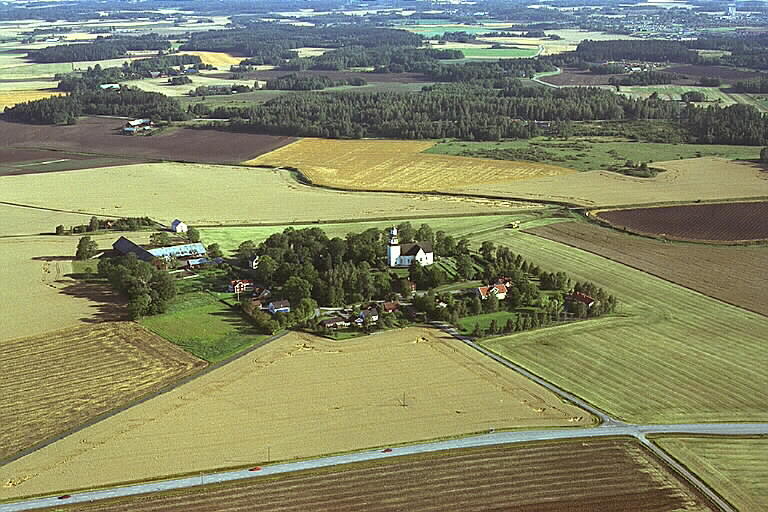 Vårdsbergs kyrka med omgivningar. Flygfoto.