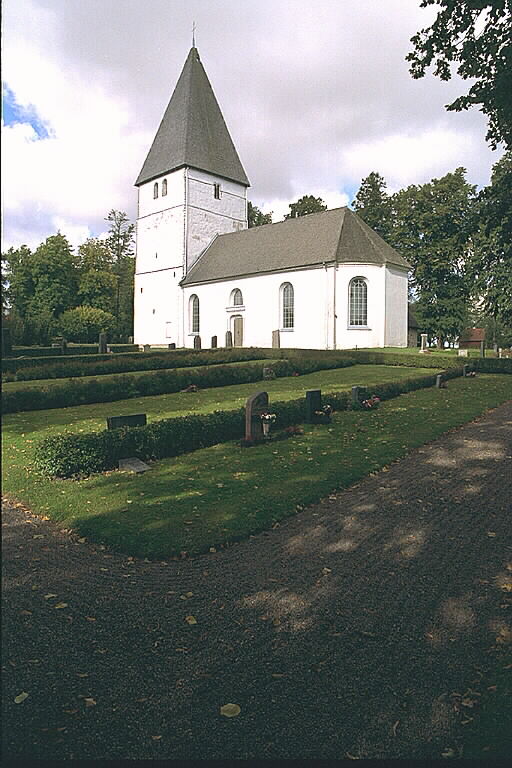 Bjälbo kyrka från sydöst.