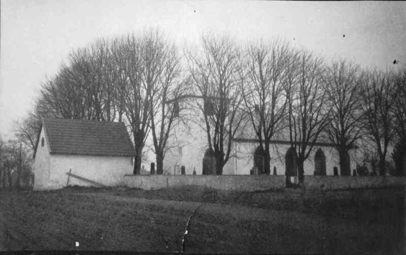Eskilstorps kyrka mot sydväst med bårhuset