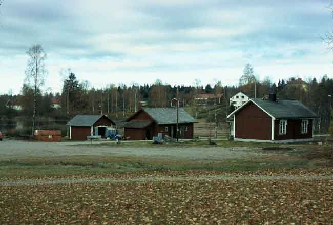 Sockenstuga och andra ekonomibyggnader norr om kyrkan.