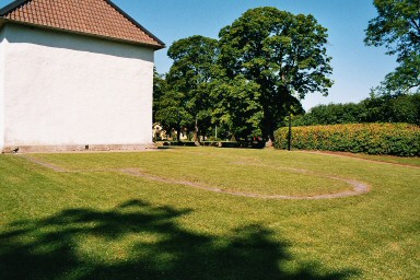 Broby kyrkogård. Markering av den rivna medeltidskyrkan. Neg.nr 03/197:04.jpg