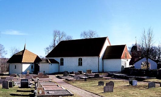 Kyrkan sedd från nordväst. Sedan 1970-talet är det Baggeska gravkoret sammanbyggt med kyrkan och nyttjad som sakristia. 