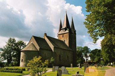 Husaby kyrka och kyrkogård. Neg.nr 03/218:19.jpg