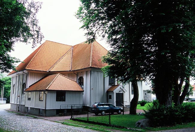 Kyrkan från norr, med den senare tillbyggda sakristian. 