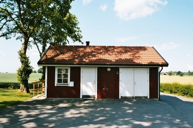 Ekonomibyggnad norr om Skälvums kyrkogård. Neg.nr 03/203:08.jpg