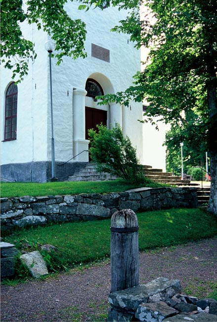 Trapporna väster om kyrkan, upp mot kyrkans ursprungliga huvudingång. 