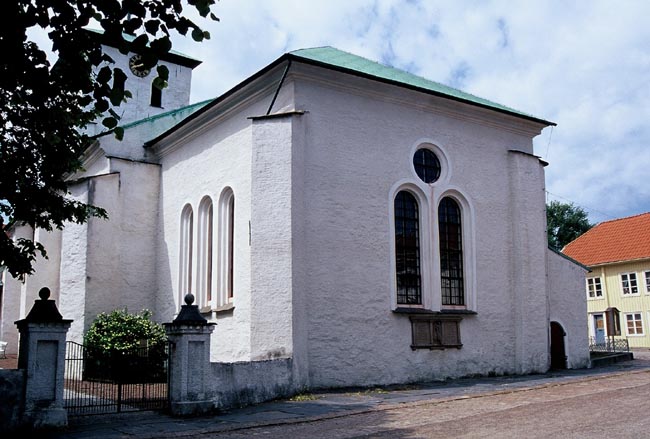 Kyrkan från öster. 