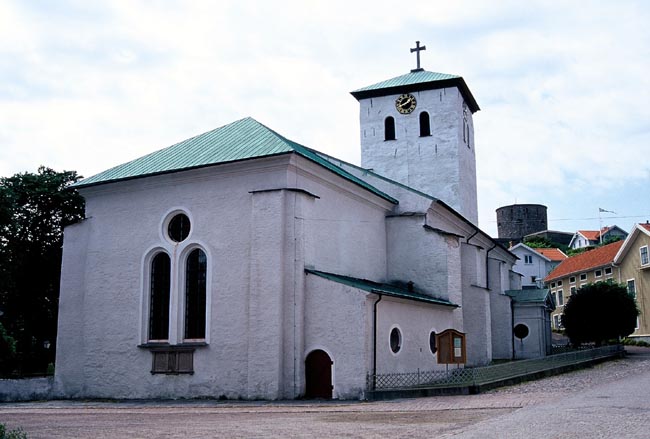 Kyrkan från öster.