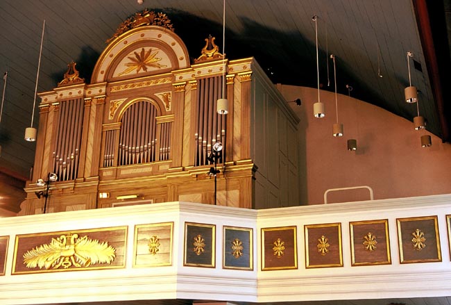 Orgelhuset från 1873, med mycket tidstypisk utformning. 