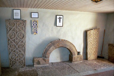 Fullösa kyrka. Två liljestenar och ett medeltida, spetsbågat portalöverstycke i vapehuset. Neg.nr 03/189:24.jpg