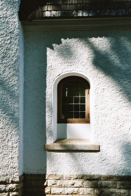 Hönsäters kapell. Fönster i sakristians sydfasad. Neg.nr 03/187:16.jpg