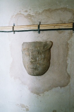 Hangelösa kyrka. Skulpterat, medeltida  stenhuvud från gamla kyrkan, nu i tornrum. Neg.nr 03/196:10.jpg
