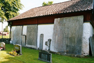 Hangelösa kyrkogård. Gravhällar mm utmed magasinets västfasad. Neg.nr 03/195:18.jpg
