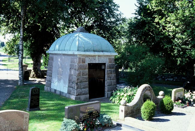 Johan Edvard Johanssons gravmonument på kyrkogården.