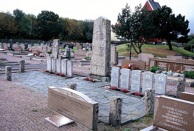 Den höga minnesstenen över stupade i Nordsjöslaget 1916. På norrsidan (höger) engelska gravar och på sydsidan tyska gravar.