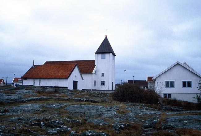 Från norr, med församlingshemmet till höger och framför kyrkan bårhus/ekonomibyggnad. 