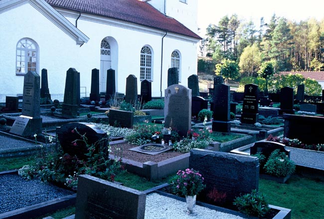 Kyrkogårdens norra sida.