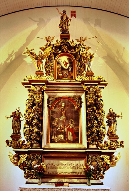 Altaruppsatsen, tillverkad 1696 för Marstrands kyrka och inköpt till Tegneby 1807. Underst en nattvardsscen, sedan korsfästelsen, ovanför denna Kristi uppståndelse och överst Kristus med segerfanan.
