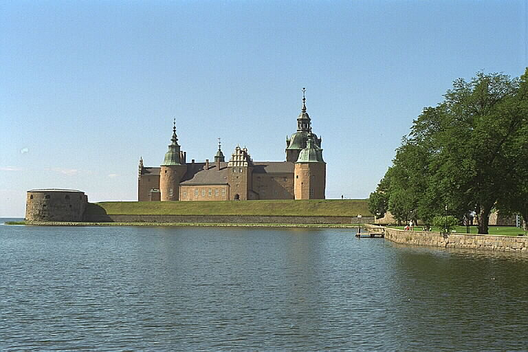 Kalmar slott från Sylvanderparken på västra Kvarnholmen. 
 
