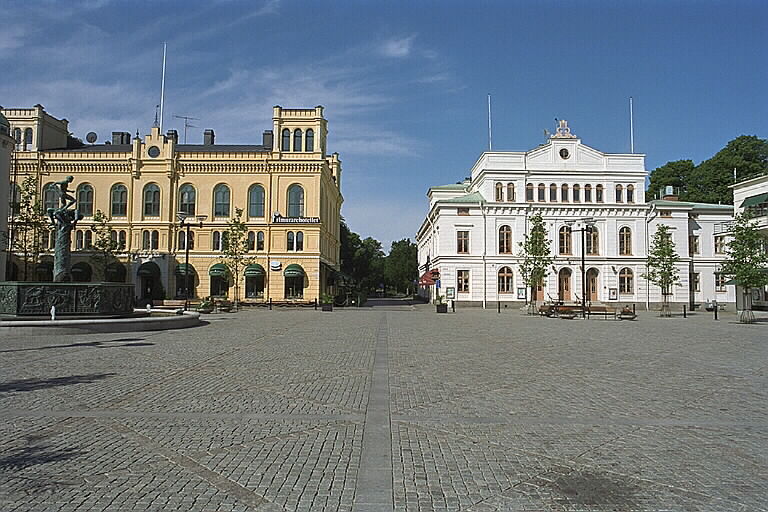 Kalmar teater (till höger)