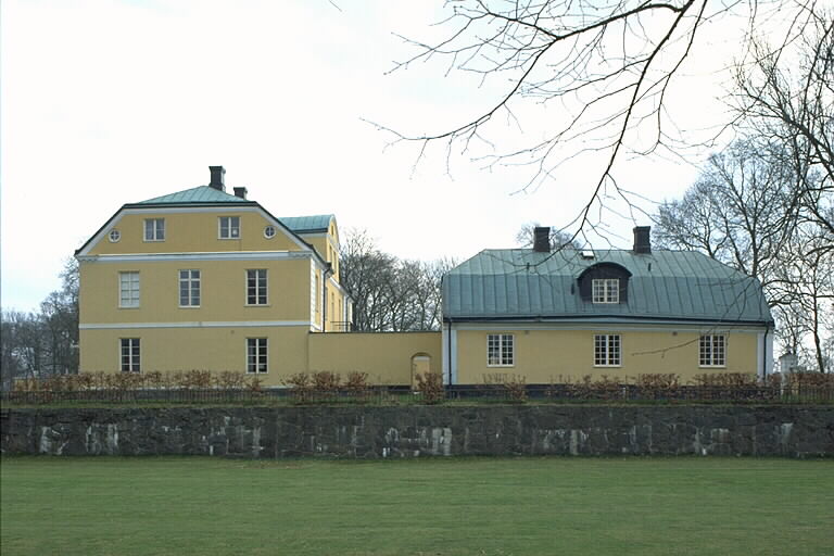 Wapnö slott, huvudbyggnaden och ena flygelbyggnaden..

