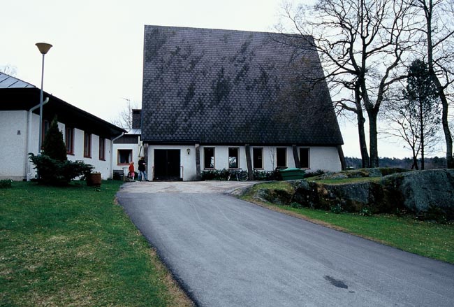 Ingångssidan, med kyrkan rakt fram och församlingshemmet t v.