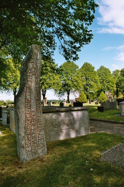 Synnerby kyrkogård, runsten och gravtumba. Neg.nr. 03/278:04.jpg.