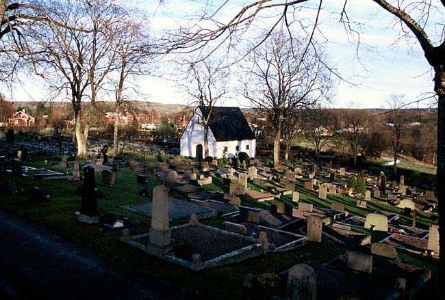 Kyrkogårdens yngre delar, med gravkapellet.