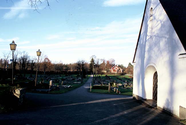 Gravkapellet samt kyrkogårdens yngre delar.