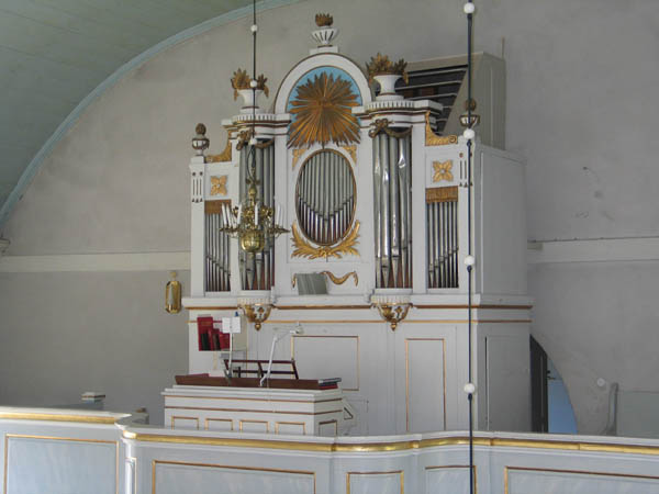 Orgeln på orgelläktaren i norr.
