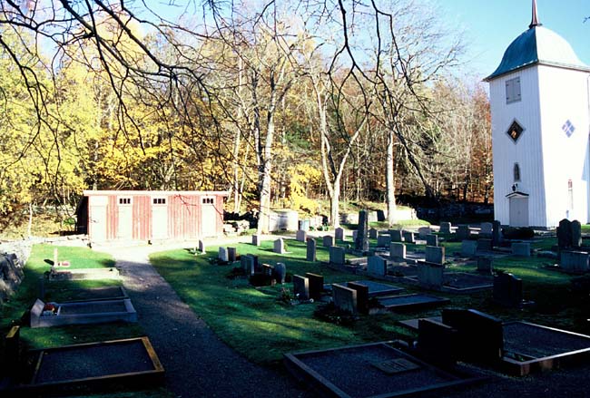 Den äldre ekonomibyggnaden samt delar av den äldre kyrkogården.