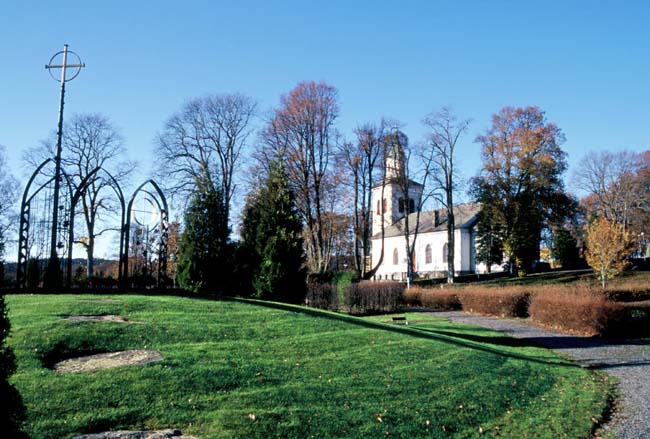 Kyrkan samt den yngre kyrkogården med minneslunden.