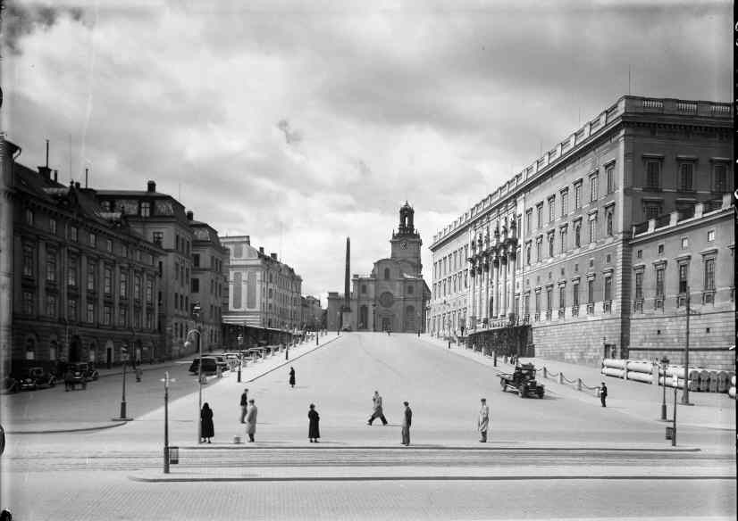 Slottsbacken och slottet med Stockholms telegrafstation, ursprungligen det Flemingska palatset, till vänster i bild. 