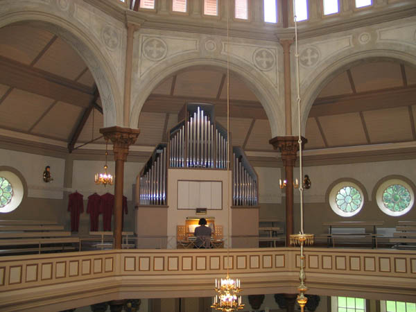 Bild  från läktaren mot orgeln i söder.