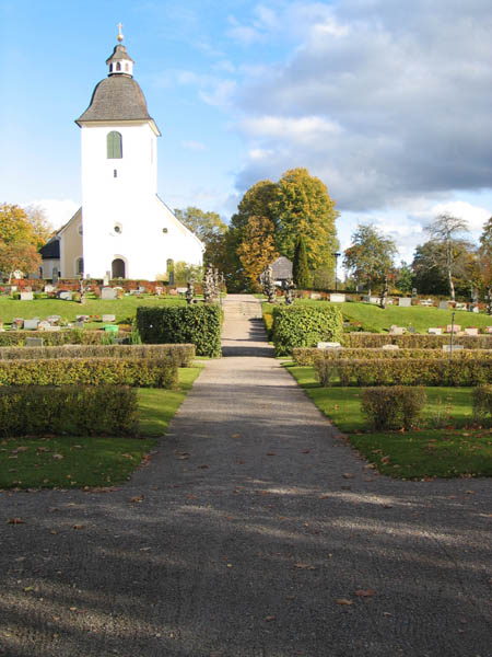 Hjorteds kyrkogård mot öster.