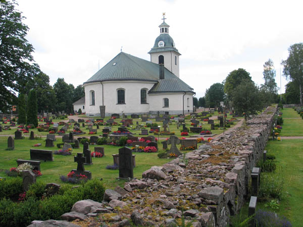 Kyrkan och Stora kyrkogården, mot väster.