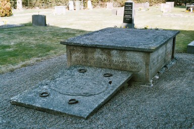 Kolmodins tumba på Flo kyrkogård. Neg.nr. 03/294:01. JPG. 