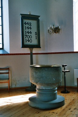 Dopfunt och nummertavla i Flo kyrka. Neg.nr. 03/294:13. JPG.