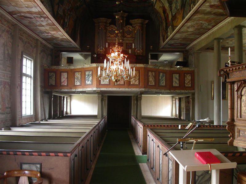 Vireda kyrka, långhus och orgelläktare.