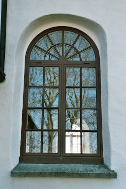 Långhusfönster på Ås kyrka. Neg.nr. 03/297:12. JPG.