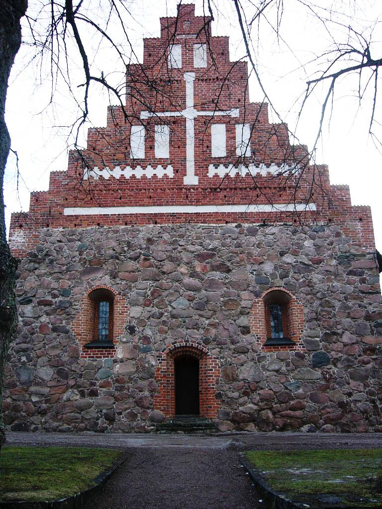 Norra fasaden med gravkor, sakristia och vapenhus.
